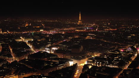 Pariser-Stadtzentrum-Bei-Nacht,-Luftaufnahme,-Lichter-In-Den-Straßen,-Frankreich,-Eiffelturm
